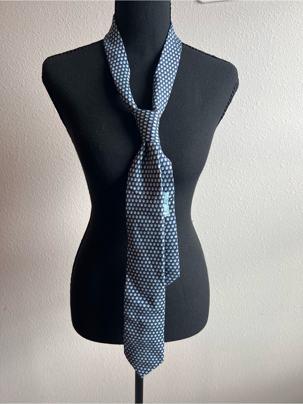 Vineyard Vines Navy Tie with Light Blue Shell Pattern